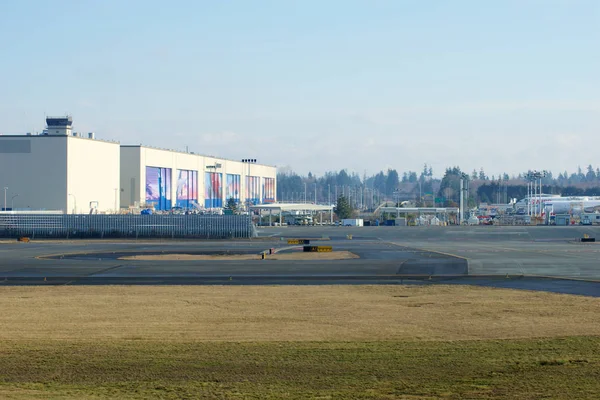 Everett, Washington, Amerika Birleşik Devletleri - 26 Ocak 2017: Everett Boeing montaj fabrikası Snohomish County Havaalanı veya Paine Field Hangar kapılarını görüntülenen Boeing yeni üniforma