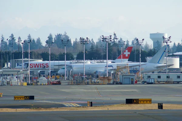 Everett, Washington, Amerika Birleşik Devletleri - 26 Ocak 2017: Boeing üretim yeri, Snohomish County Airport veya Paine Field, yepyeni bir İsviçre B777 ve B787 Dreamliner arka planda büyük fabrika