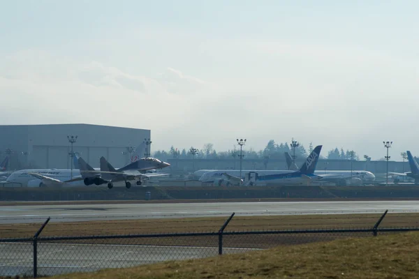 Еверетт, Вашингтон, США - 26 січня 2017: Новий Ryanair Boeing 737-800 наступного покоління Msn 44766, реєстрація Ei-Ftp повертається з успішних випробувань польоту, посадку в аеропорту округу Snohomish або — стокове фото