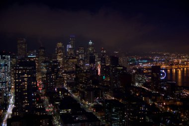 Seattle, Washington, ABD - 23 Ocak 2017: şehir merkezinin manzarası Seattle, görüntülemek Space Needle tepesinden bulutlu gece boyunca, şehir ışıkları