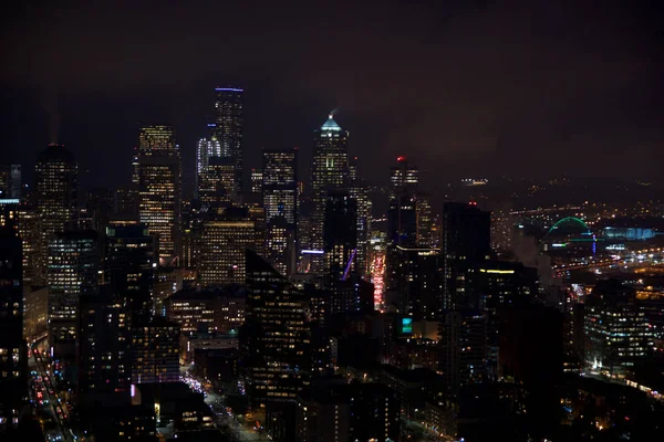 Seattle, Washington, Usa - 23 sty 2017: skyline downtown Seattle, widok z góry Space Needle w pochmurną noc, światła miasta — Zdjęcie stockowe