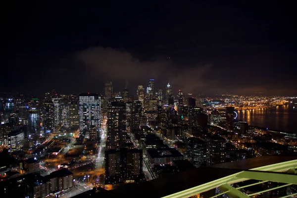 Seattle, Washington, ABD - 23 Ocak 2017: şehir merkezinin manzarası Seattle, görüntülemek Space Needle tepesinden bulutlu gece boyunca, şehir ışıkları