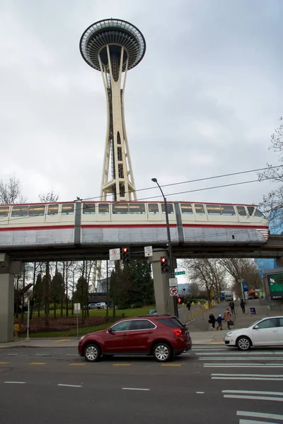 Seattle, Waszyngton, Usa - 24 sty 2017: Jednotorowe doświadczenie muzyki projektu Emp i Seattle przebiegających z Space Needle, w tle w pochmurny dzień. EMP został zaprojektowany przez Franka Gehry — Zdjęcie stockowe