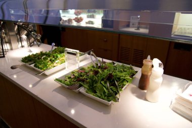 Toronto, Kanada - 28 Ocak 2017: Hava Kanada akçaağaç yaprağı Lounge Yyz Havalimanı uluslararası, salata büfesi, Havaalanı iç sık sık el ilanı