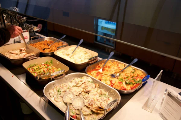 Toronto, Canada - 28 Jan 2017: Air Canada Maple Leaf Lounge op de luchthaven van Yyz International, eten gebied met een buffet met een keuze uit warme maaltijden, luchthaven interieur voor frequent flyer — Stockfoto