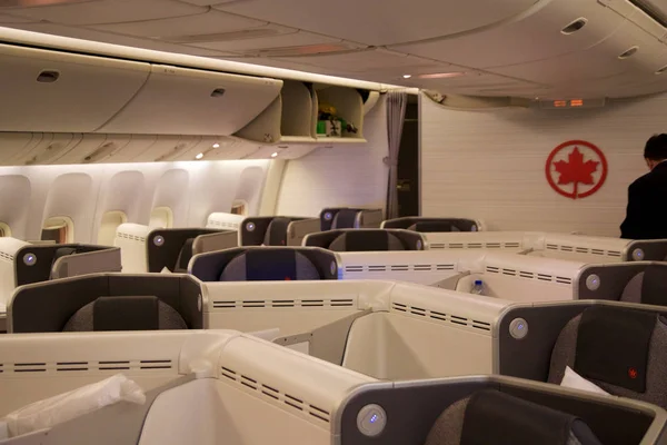 내부는 보잉 777-300er이 구성에 777-300er 비즈니스 클래스 총 40 석으로 이루어져 있다 Ac. 공기 Canadas에서 토론토, 캐나다-1 월 28 일, 2017:에 어 캐나다 비즈니스 클래스 좌석은 — 스톡 사진