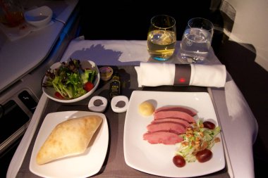 Toronto, Kanada - 28 Ocak 2017: Hava Kanada Business Class uçak içi yemek, akşam yemeği füme ontario ördek göğsü, waldorf salatası, meze beyaz şarap ve bir bardak olarak hardal elma püresi ile