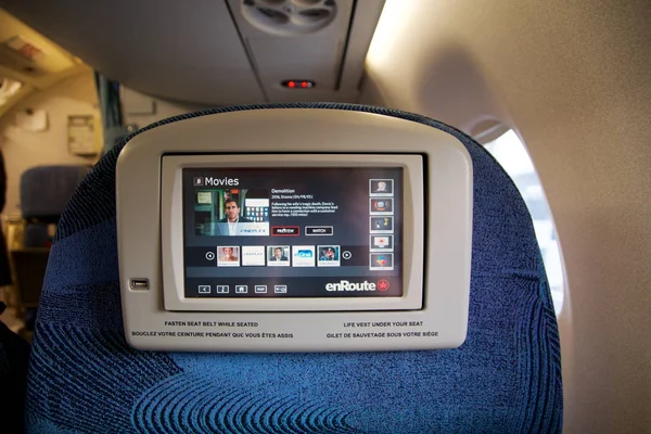 ТОРОНТО, КАНАДА - JAN 28th, 2017: Air Canada Business class seats inside an Embraer ERJ-190 from AC. AirCanadas Embraer ERJ-190 бизнес-класса на этом рейсе состоит из 9 кресел, 1 — стоковое фото