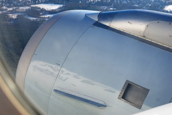 NUREMBERG, ALEMANIA - 20 DE ENERO DE 2017: Vista a través de la ventana del avión hacia el motor a reacción —  Fotos de Stock