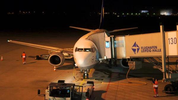 LEIPZIG, GERMANY - 9 сентября 2014 года: Lufthansa Boeing 737-500 у ворот аэропорта Лейпцига — стоковое фото