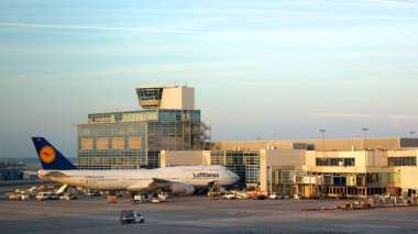 Frankfurt, Almanya - Eylül, 2014: Terminal 1 yolcu uçak yerleştirme ile. Lufthansas First Class Lounge görünümünden bu