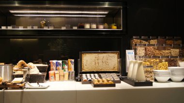 bir zengin seçim ve sağlıklı gıda ile güzel büfe