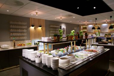 Oslo, Norveç - 21 Ocak 2017: Havaalanı iş sınıfının lounge iç Sas, açık büfe ve özel yolcu salonu Sas altın müşteriler, gıda ve içecekler için yemek yenilen