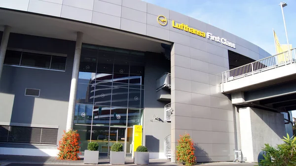Frankfurt, Almanya - Eylül, 2014: Lufthansa birinci sınıf Terminal. Yolcu ve tatlım daire üyeleri tarafından kullanılabilir.