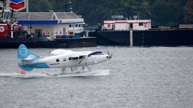 Vancouver, Ca -7 Mayıs 2016-deniz arazi ve Vancouver liman çıkar. Vancouver Kanada Batı kıyısında British Columbia Eyaleti'şehridir