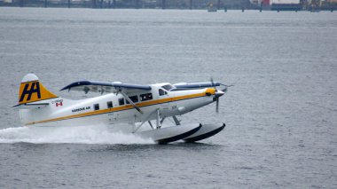 Vancouver, Ca -7 Mayıs 2016-deniz arazi ve Vancouver liman çıkar. Vancouver Kanada Batı kıyısında British Columbia Eyaleti'şehridir