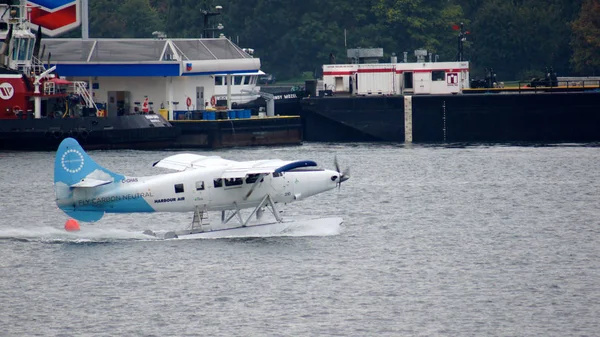 温哥华，Ca-7 可能 2016年-水上飞机降落和起飞在温哥华港湾。温哥华是加拿大西海岸不列颠哥伦比亚省最大的城市 — 图库照片