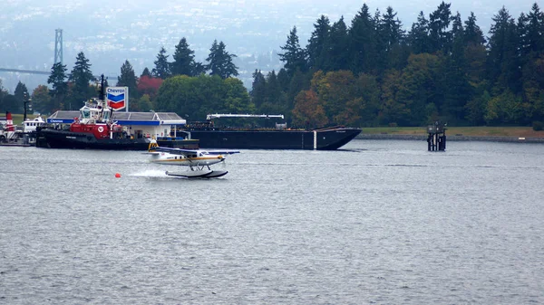 Vancouver, ca -7 Mai 2016 - Wasserflugzeuge landen und starten im Vancouver-Hafen. Vancouver ist die größte Stadt in der Provinz British Columbia an der Westküste Kanadas — Stockfoto