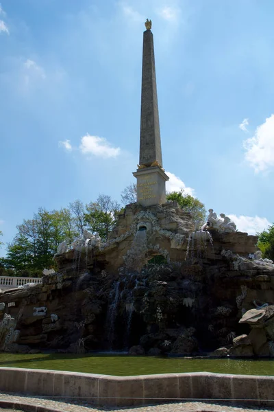 VIENNA, ÁUSTRIA - 30 de abril de 2017: Vista do Obelisco Fonte Obeliskbrunnen no parque público do Palácio Schonbrunn — Fotografia de Stock