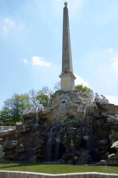 VIENNA, ÁUSTRIA - 30 de abril de 2017: Vista do Obelisco Fonte Obeliskbrunnen no parque público do Palácio Schonbrunn — Fotografia de Stock