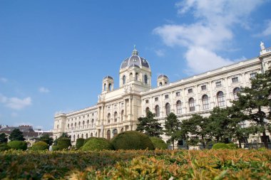 Vienna, Avusturya - 29 Nisan 2017: Ünlü Naturhistorisches Müzesi Doğal Tarih Müzesi Parkı ve Maria-Theresien-Platz görüldüğü gibi heykel, güzel görünümü