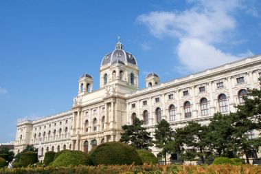 Vienna, Avusturya - 29 Nisan 2017: Ünlü Naturhistorisches Müzesi Doğal Tarih Müzesi Parkı ve Maria-Theresien-Platz görüldüğü gibi heykel, güzel görünümü