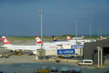 Viyana, Avusturya - 30 Nisan 2017: Austrian Airlines uçak, İsviçre ve Lufthansa Viyana Uluslararası Havalimanı Gates'te Park. Bu countrys en büyük Havaalanı, merkezi olarak hizmet vermektedir 