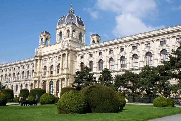 Wien, Österreich - 29. Apr 2017: Schöne Aussicht vom Maria-Theresien-Platz auf das Naturhistorische Museum mit Park und Skulptur — Stockfoto