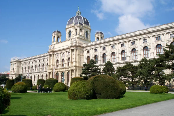 VIENNE, AUTRICHE - 29 AVRIL 2017 : Belle vue du célèbre Musée d'Histoire Naturelle de Naturhistorisches avec parc et sculpture, vue de Maria-Theresien-Platz — Photo