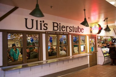 Seattle, Washington, ABD - 24 Ocak 2017: Tüccar ve ünlü Pike Place Market Uli s Ulusal restoranda turist. Bu halk pazarına 1907 yılında açıldı ve en eski olmaya devam ediyor