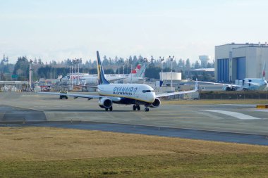 Everett, Washington, Amerika Birleşik Devletleri - 26 Ocak 2017: Yepyeni Ryanair Boeing 737-800 Sonraki Gen Msn 44766, kayıt Ei-Ftp döndürür başarılı deneme uçuşu Snohomish County Airport açılış veya
