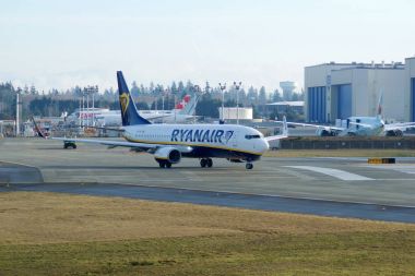 Everett, Washington, Amerika Birleşik Devletleri - 26 Ocak 2017: Yepyeni Ryanair Boeing 737-800 Sonraki Gen Msn 44766, kayıt Ei-Ftp döndürür başarılı deneme uçuşu Snohomish County Airport açılış veya
