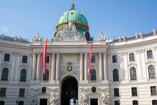 VIENNE, AUTRICHE - 29 avril 2017 : Célèbre entrée du Palais de la Hofburg à Vienne. Il a été la résidence principale d'hiver des Habsbourg, sert actuellement de résidence du président de l'Autriche — Photo