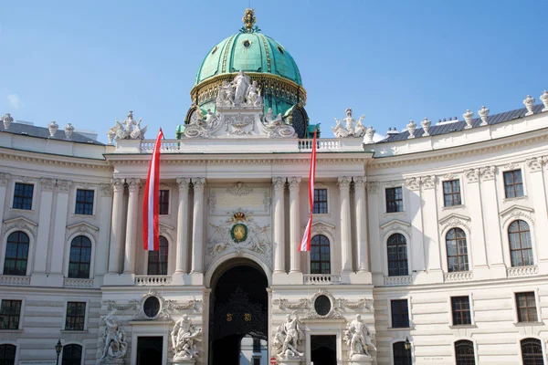 VIENNE, AUTRICHE - 29 avril 2017 : Célèbre entrée du Palais de la Hofburg à Vienne. Il a été la résidence principale d'hiver des Habsbourg, sert actuellement de résidence du président de l'Autriche — Photo