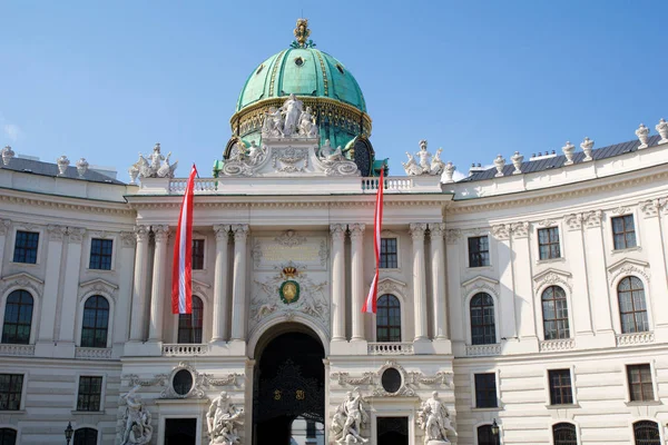 Bécs, Ausztria - 2017. április 29.: Híres bejárata a Hofburg Bécsben. Ez volt a Habsburgok fő téli rezidenciája, a jelenleg szolgál, a lakóhely, az elnök az osztrák — Stock Fotó