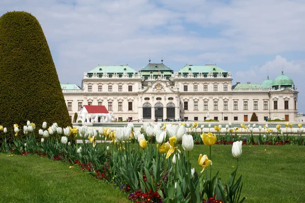 VIENNE, AUTRICHE - 29 AVRIL 2017 : Le Belvédère est un complexe de bâtiments historiques à Vienne, composé de deux palais baroques le Belvédère supérieur et inférieur, l'Orangerie et les Écuries du Palais. Coloré — Photo