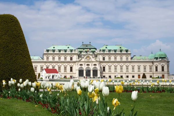 VIENNE, AUTRICHE - 29 AVRIL 2017 : Le Belvédère est un complexe de bâtiments historiques à Vienne, composé de deux palais baroques le Belvédère supérieur et inférieur, l'Orangerie et les Écuries du Palais. Coloré — Photo