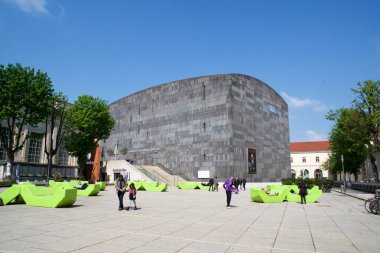 Vienna, Avusturya - 29 Nisan 2017: Mumok Müzesi Modern Kunst - Museum of Modern Art bankların üzerinde ön soğutma genç ile Museumquartier. 2001 yılında kurulan