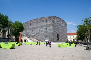 Vienna, Avusturya - 29 Nisan 2017: Mumok Müzesi Modern Kunst - Museum of Modern Art bankların üzerinde ön soğutma genç ile Museumquartier. 2001 yılında kurulan