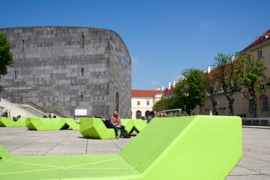 Vienna, Avusturya - 29 Nisan 2017: Mumok Müzesi Modern Kunst - Museum of Modern Art bankların üzerinde ön soğutma genç ile Museumquartier. 2001 yılında kurulan