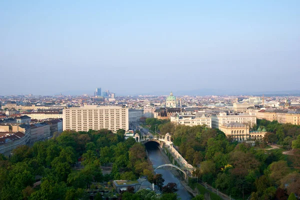 Vienna, Avusturya - 29 Nisan 2017: Sabah erken Stadtpark Viyana Şehir Parkı Hilton Vienna Hotel balkondan bir bakış. 1862 - yıldan beri en büyük alan şehir merkezinde park