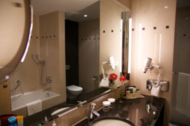 Vienna, Avusturya - 28 Nisan 2017: Lüks otel banyo iç ve lüks mobilya modern tarzı dekorasyonu ile