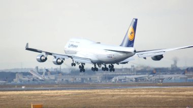 Frankfurt, Almanya - 28 Şubat 2015: Lufthansa Boeing 747 - Msn 26427 - D-Abvn, adlı Dortmund Frankfurt Uluslararası Havaalanı Fra iniş. Jumbo lakaplı ünlü ve güçlü uçak 