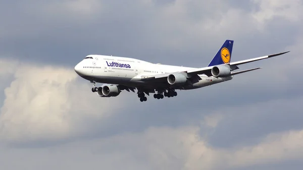 FRANKFURT, ALLEMAGNE - 28 FÉVRIER 2015 : Le Lufthansa Boeing 747 - MSN 37829 - D-ABYD, baptisé Mecklembourg-Poméranie Occidentale atterrit à l'aéroport international de Francfort FRA. Le célèbre et puissant avion — Photo
