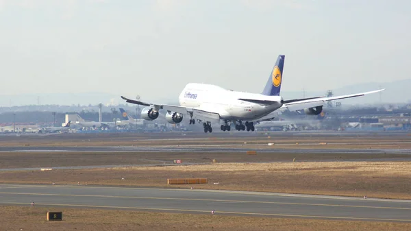 Frankfurt, Deutschland - 28. Februar 2015: die lufthansa boing 747 - msn 37829 - d-abyd, mecklenburg-vorpommern landet auf dem flughafen frankfurt fra. das berühmte und leistungsstarke Flugzeug — Stockfoto