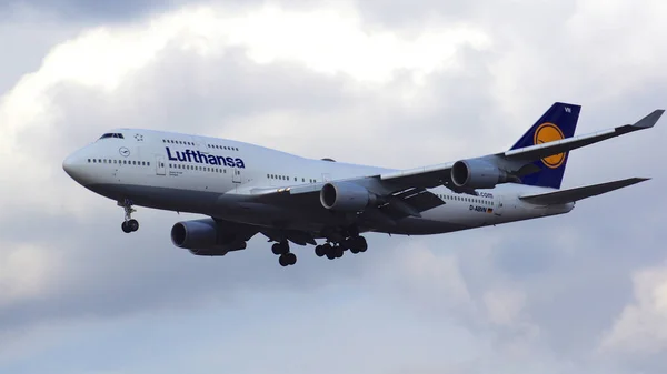 FRANKFURT, ALLEMAGNE - 28 février 2015 : Le Lufthansa Boeing 747 - MSN 26427 - D-ABVN, baptisé Dortmund atterrissant à l'aéroport international de Francfort FRA. Le célèbre et puissant avion surnommé Jumbo — Photo