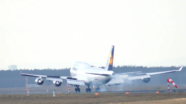 FRANKFURT, ALLEMAGNE - 28 février 2015 : Le Lufthansa Boeing 747 - MSN 26427 - D-ABVN, baptisé Dortmund atterrissant à l'aéroport international de Francfort FRA. Le célèbre et puissant avion surnommé Jumbo — Photo