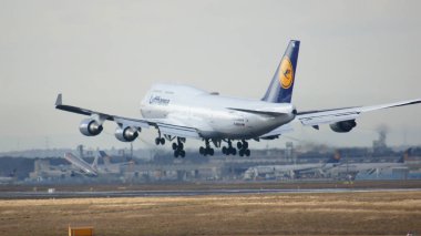 Frankfurt, Almanya - 28 Şubat 2015: Lufthansa Boeing 747 - Msn 26427 - D-Abvn, adlı Dortmund Frankfurt Uluslararası Havaalanı Fra iniş. Jumbo lakaplı ünlü ve güçlü uçak 