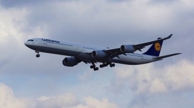 Frankfurt, Almanya - 28 Şubat 2015: Lufthansa Airbus A340-600 Frankfurt Uluslararası Havaalanı Fra açılış Lufthansa havayolu şirketi. Airbus A340 - Msn 569 - kayıt D-Aihi şehir adlı