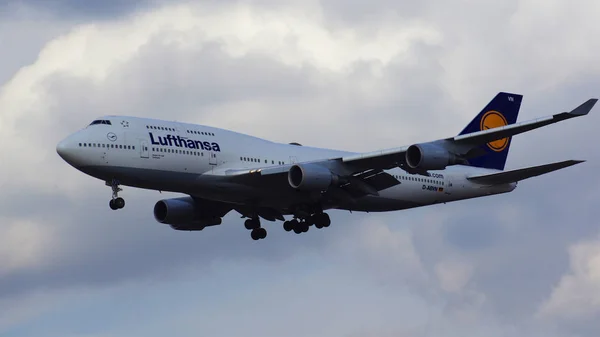 Φρανκφούρτη, Γερμανία - 28 Φεβ, 2015: Η Lufthansa Boeing 747 - Msn 26427 - D-Abvn, όνομα Ντόρτμουντ προσγείωση στο Διεθνές Αεροδρόμιο Φρανκφούρτης Fra. Το διάσημο και ισχυρό αεροσκάφος το παρατσούκλι ως Jumbo — Φωτογραφία Αρχείου